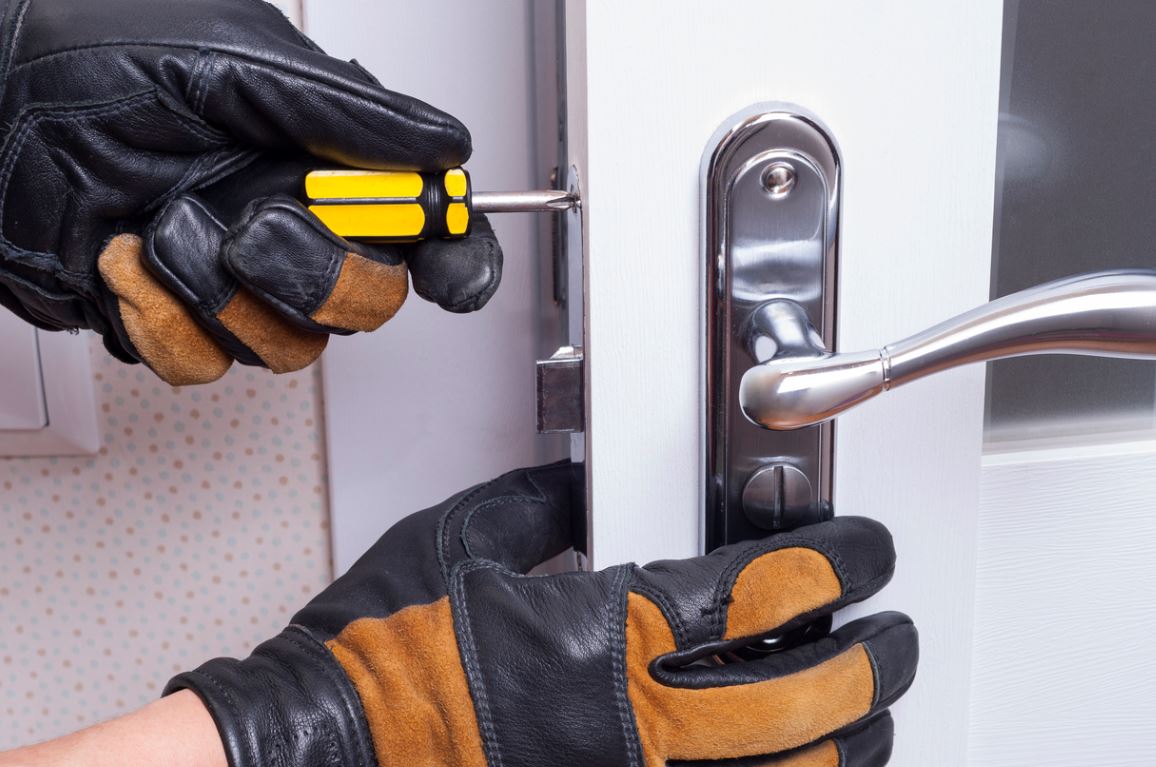 Remplacement de serrure sécurisée par un technicien Depann93 dans le 93